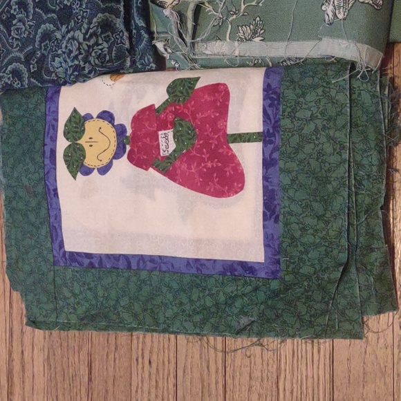 Green fabric bundle lot 4 different patterns - Picture 2 of 5